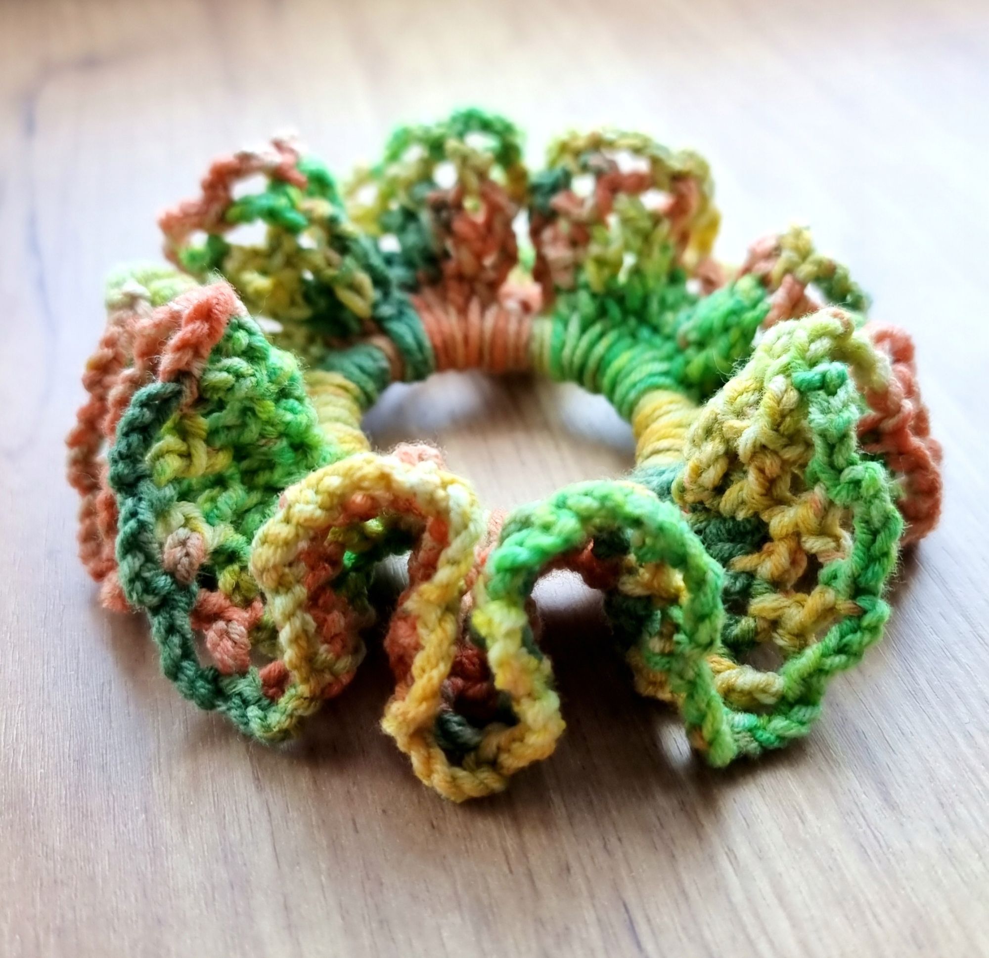 Gumka scrunchie do włosów duża ażurowa kolorowa a'la koronka handmade - obrazek 3