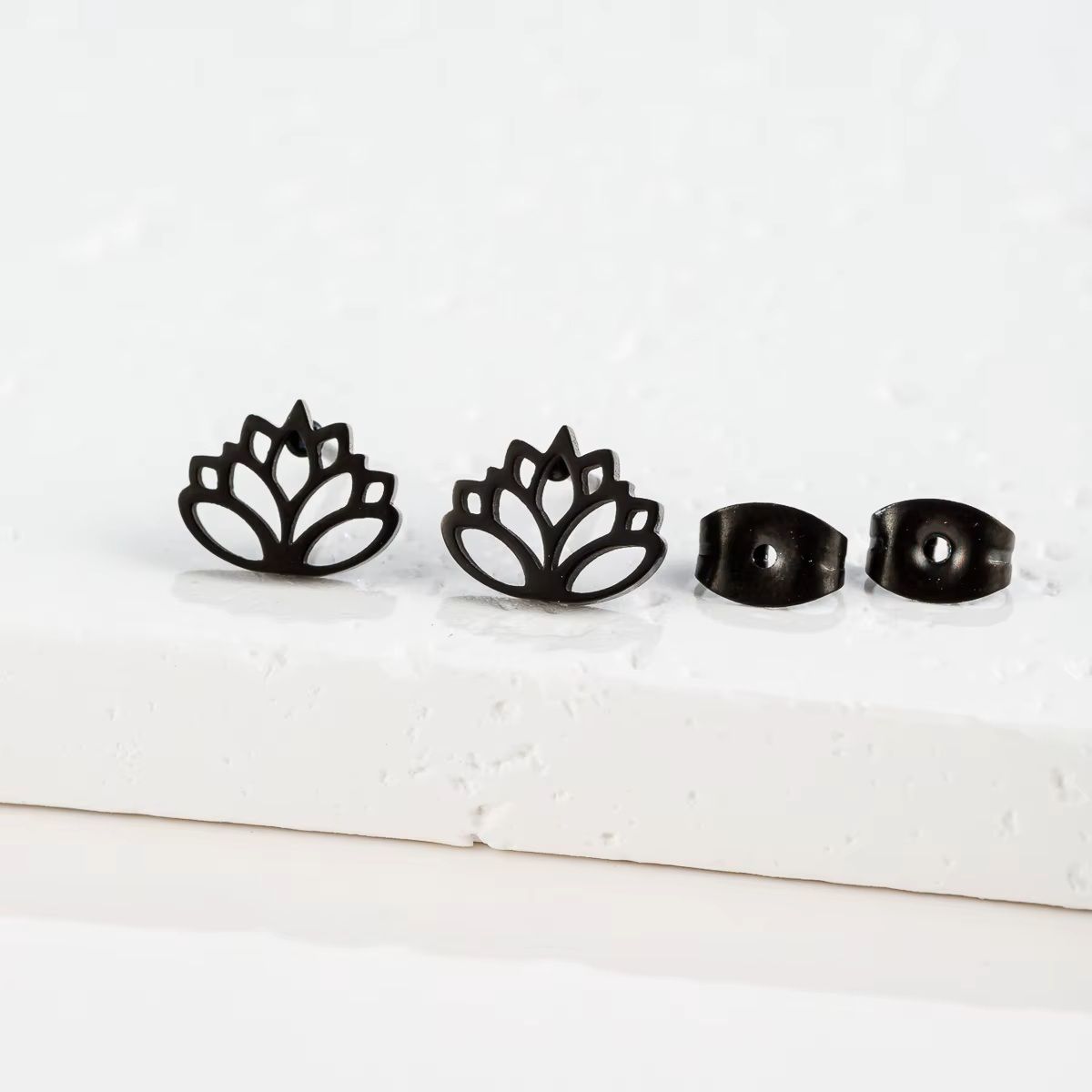 Kolczyki stal chirurgiczna czarne sztyfty kwiat lotosu - obrazek 2